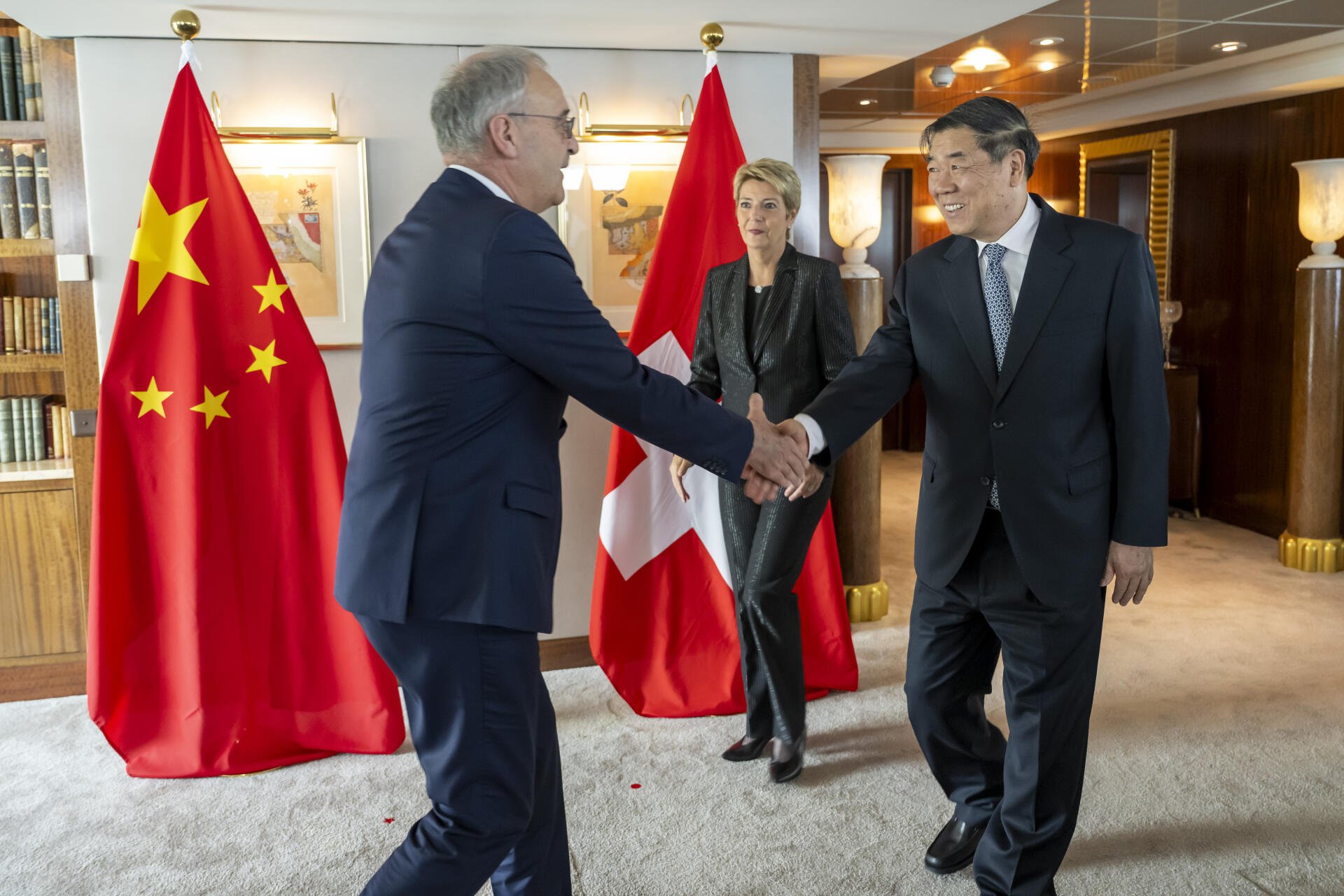 Guy Parmelin und He Lifeng. Der schweizerische Wirtschaftsminister und der chinesische Vizepremierminister im Januar 2025 am Rande des WEF in Davos. Sie vereinbarten, rasch mit den Verhandlungen zu einem modernisierten Freihandelsabkommen voranzukommen. Im Hintergrund die letztjährige Bundespräsidentin Karin Keller-Sutter.