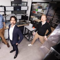 Stark anziehende Nachfrage: Sam Harrison, Elison Matioli und Remco van Erp (von links) profitieren mit ihren Produkten vom KI-Boom.