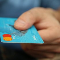 Bezahlen: Je nachdem empfiehlt sich im Ausland die Debit- oder Kreditkarte.  Keystone