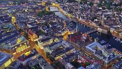 Blick auf das abendliche Stadt- und Finanzzentrum von Zürich.