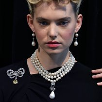 Die Naturperle der Marie-Antoinette: Gezeigt 2018 an der Auktion von Sotheby’s, wo sie alle Preiserwartungen um ein Vielfaches übertraf.
