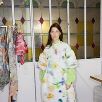 Julia Heuer in einer Eigenkreation in ihrem Atelier in Paris, wo sie mit einem Team von sieben Mitarbeiterinnen sämtliche Designs von Hand fertigt.