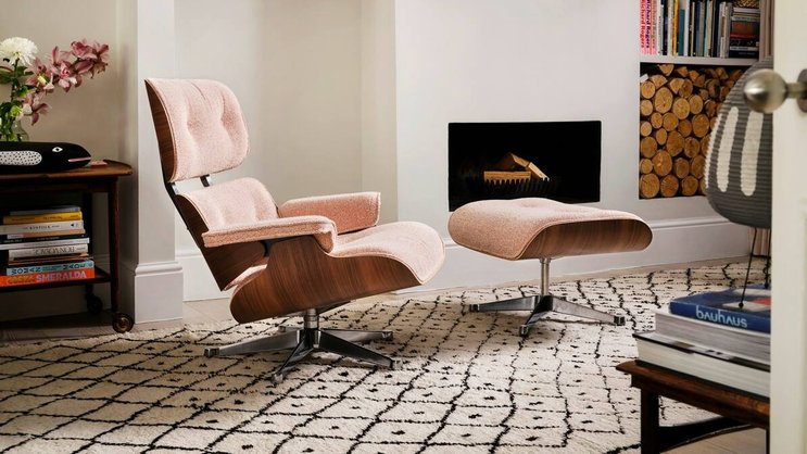 Klassiker in frischem Kleid: Den ikonischen Lounge Chair von Charles und Ray Eames gibt es nun auch mit Stoffbezug. Von Vitra.
