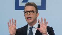 Deutsche-Bank-Chef Christian Sewing: Sein Institut spannt nicht mit der Commerzbank zusammen.