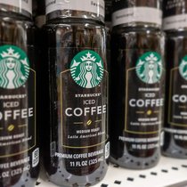 Handelsprodukte bei Starbucks: Für diese Artikel ist künftig Nestlé zuständig.