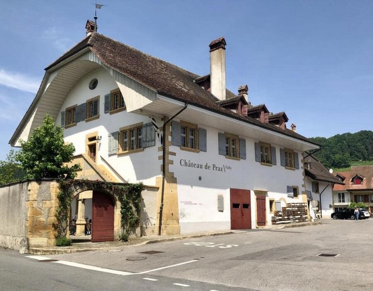 Das Château de Praz, geführt von Marylène und Louis Bovard-Chervet, ist berühmt für seine originellen weissen und roten Spitzenweine, nicht zuletzt für den in georgischen Tonamphoren vergorenen Orangewein.