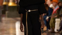 Die Taschenuhr an der Hüfte des Models hatte ihren grossen Auftritt auf dem Laufsteg bei der Präsentation der SS26-Kollektion von Louis Vuitton.