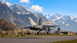 F/A-18 Hornet der Schweizer Luftwaffe im Steigflug: Symbol für das steigende Rüstungsbudgets in einer sich verändernden Weltordnung.