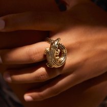 Die Stücke der Niederländerin Bibi van der Velden werden «tragbare Skulpturen» genannt, wie dieser Ring aus der Alligator Collection.