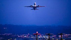 Ferienfeeling wird immer teurer – insbesondere Flüge kosten immer mehr. In den letzten fünf Jahren haben sich Flugpreise mehr als verdoppelt.