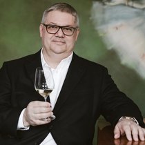 Mit seinem Weinimport Selection Schwander verkauft er in der Schweiz mehr als eine Million Weinflaschen. In Spanien betreibt er ein eigenes Edelweingut und privat sammelt er in seinem Barockschloss Druckgrafiken aus fünf Jahrhunderten.