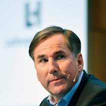 Jan Jenisch bezog für 2017 neben Grundgehalt, Bonus und Aktien auch eine Entschädigung für gesperrte Sika-Aktien.