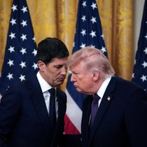 US-Präsident Donald Trump (rechts) bei der Vereidigung von Kevin Warsh als Chef der US-Zentralbank Federal Reserve am 22. Mai 2026.