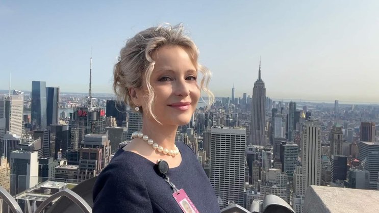 Beraterin und Buchautorin Sandra Navidi an ihrem Wohnort New York City.