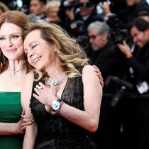 Caroline Scheufele in Cannes: Am Handgelenk die Happy Sport, im Arm Julianne Moore.