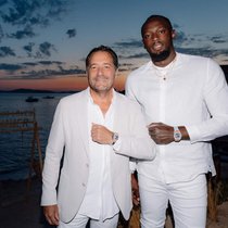 Julien Tornare (links) und Usain Bolt präsentieren die neue Hublot-Uhr.
