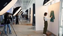 Fotos für die Verkaufskanäle: In der Inditex-Zentrale werden neue Kollektionen fotografiert. Hier ein Kleid der grössten Konzernmarke Zara.