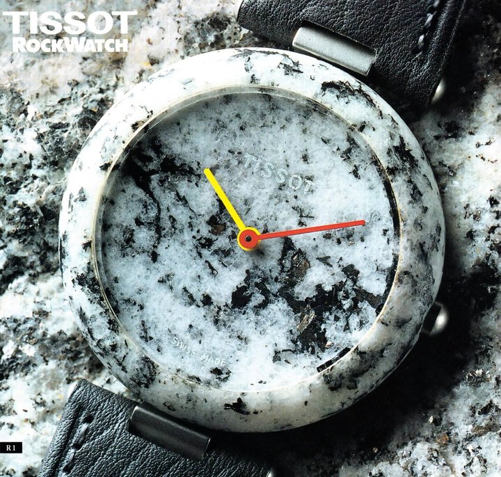 Die Uhr verschmilzt mit dem Gestein.