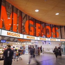Die Migros-Gruppe fährt im Geschäftsjahr 2025 einen Gewinn von satten 1133 Millionen Franken ein. Im Bild die Filiale am Flughafen Zürich.