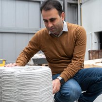 Empa-Forscher Moslem Shahverdi inspiziert das Bauteil aus dem Drucker.