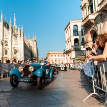Das ist die Mille Miglia: Autos mit Jahrgang 1927 bis 1957 fahren durch Italiens Städte und Landschaften. Hier zeigen sie sich als Parade mitten in Mailand.