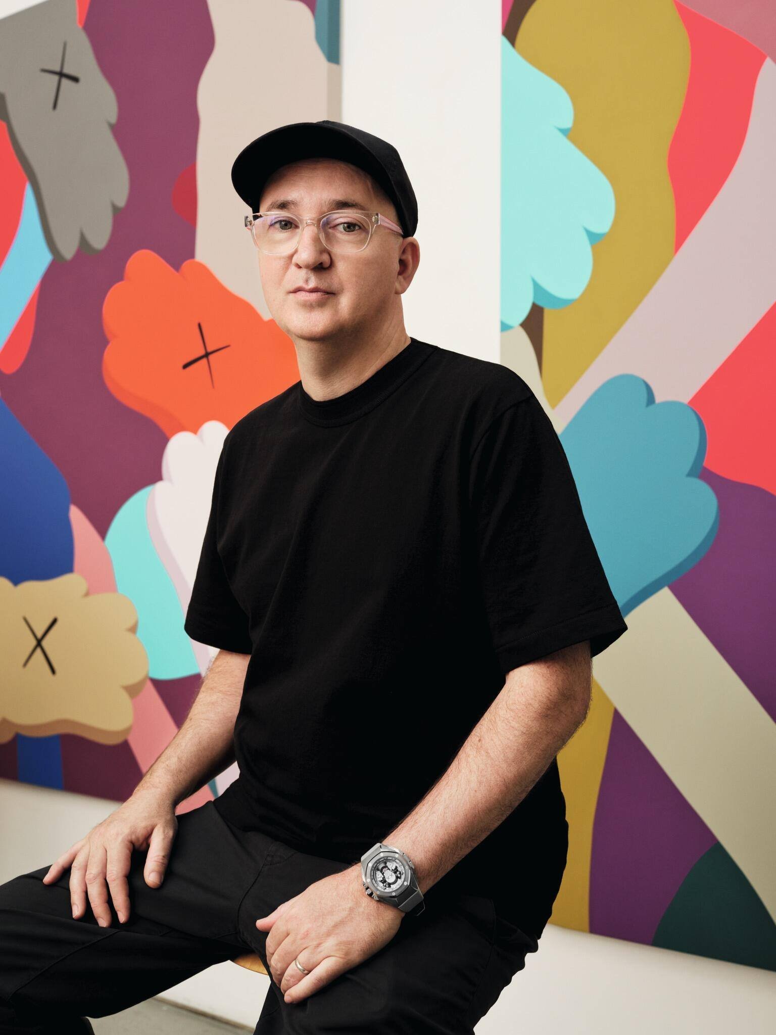 Der Künstler KAWS mit der Audemars-Piguet-Uhr.