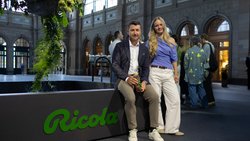 Ricola-CEO Thomas P. Meier mit der bekannten Influencerin Emma W. alias Wemmse bei der grossen Drink-Cube-Lancierung im HB Zürich.