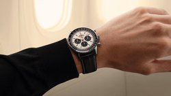 Breitling und die Swiss pflegen seit 2016 eine Partnerschaft. Die Uhr dazu ist eine besondere Navitimer.
