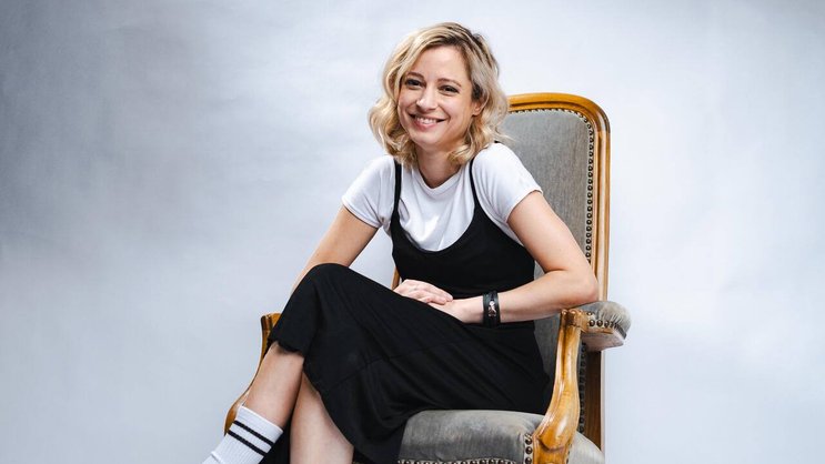 Lara Stoll (38) ist seit mehr als 17 Jahren als Schauspielerin, Kabarettistin und Musikerin unterwegs. Sie ist Europameisterin im Poetry Slam und Gewinnerin des Salzburger Stiers.