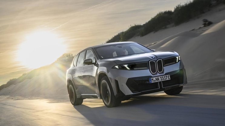 Der BMW iX3 überzeugt mit fortschrittlicher Technologie, autonomem Fahren und beeindruckender Leistung.