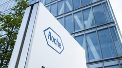 Roche-Logo vor einem Gebäude in Rotkreuz ZG.