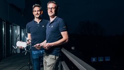 Höhenflug: Mit dem Pentagon haben Lorenz Meier (r.) und Kevin Sartori von Auterion den ersten staatlichen Grosskunden für ihre Softwareplattform PX4.