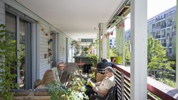 Eine Familie auf dem Balkon: Wohnungen in der Stadt Zürich sind gesucht.