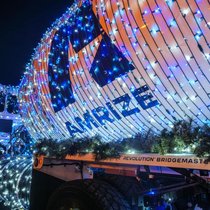 Ein Fahrzeug von Amrize verziert mit Lichterketten.
