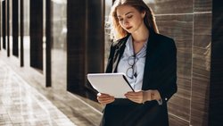 Statt sich einen Mann in der Finanzbranche zu suchen, sollte Frau sich selber um ihr Vermögen und besonders die finanzielle Unabhängigkeit kümmern.