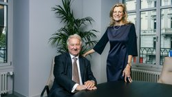 Spencer-Stuart-Schweiz-Chefin Sigrid Artho begrüsst Bjørn Johansson in der Partnerschaft.