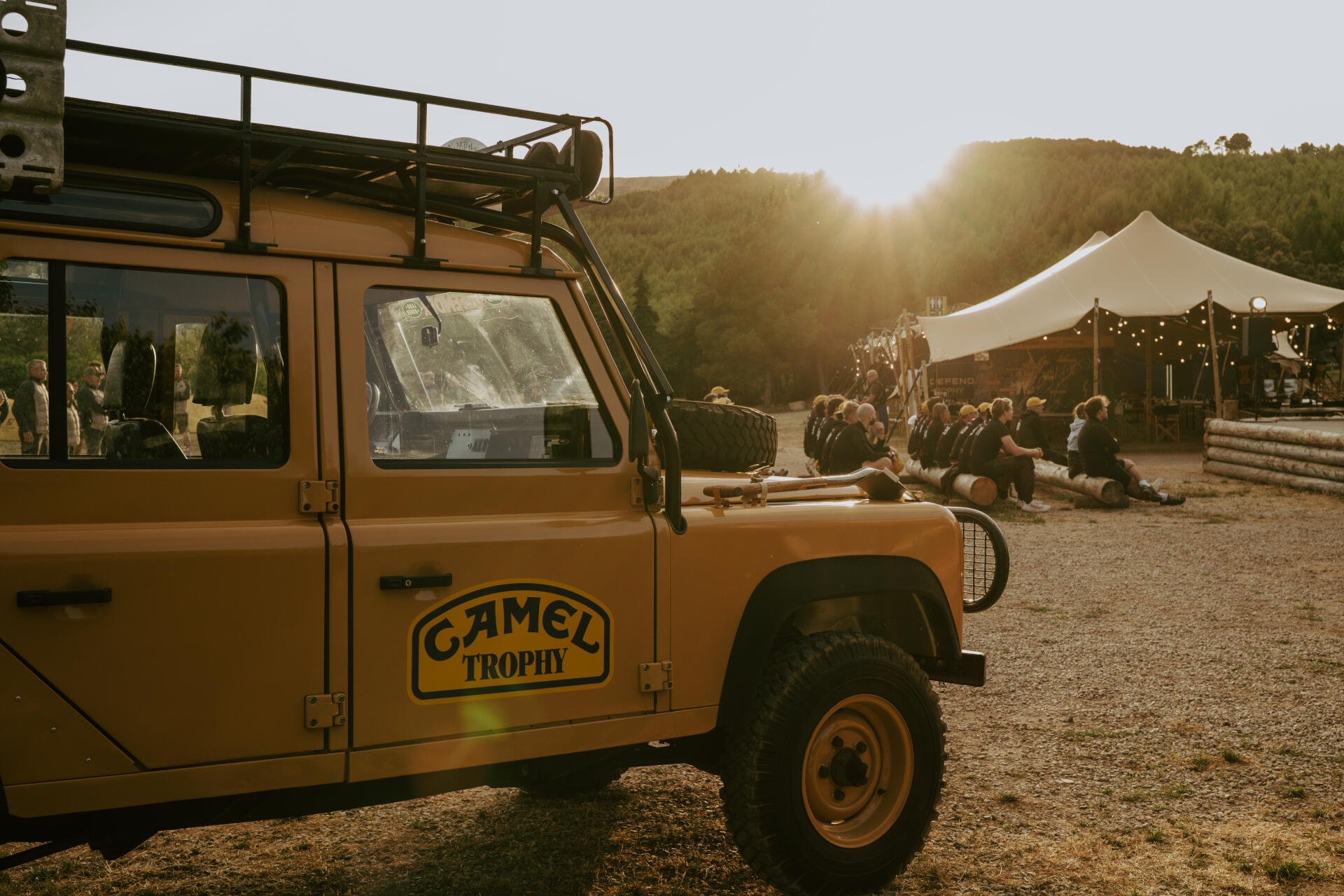 Ein alter Land Rover Defender, der in der legendären Camel Trophy zum Einsatz kam.
