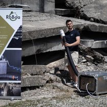 Schlangenförmige Roboter der Firma Roboa für unterschiedliche Einsätze.