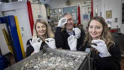 Stolz: Swissmint-Produktionsleiter Adrian Richli mit der stv. Geschäftsleiterin Daniela Weithaler (l.) und Delphine Meyer, stv. Marketingleiterin.