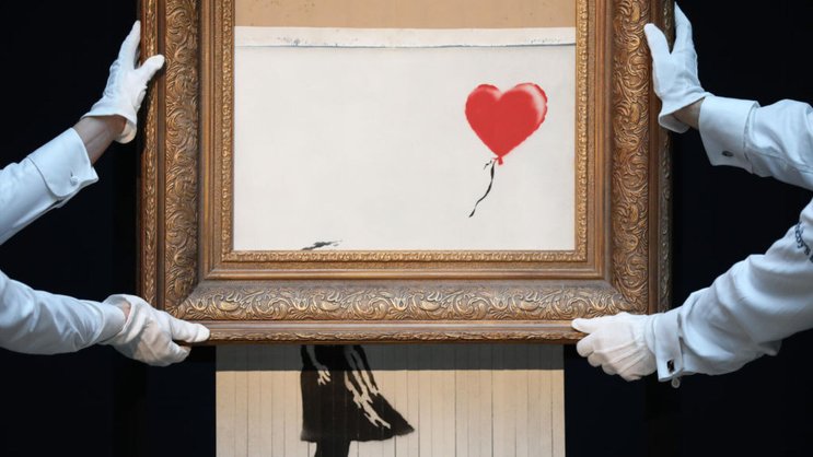 Der einst anonym gebliebene Künstler hat sein bekanntestes Werk, «Girl with Balloon», halb zerkleinert; es trägt nun den neuen Titel «Love is in the Bin».