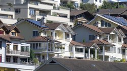 Wohnhäuser in Luzern: In der Schweiz bewegen sich die Hypothekarzinsen seit dem vergangenen Sommer auf tiefem Niveau seitwärts.