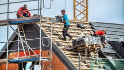 Dachdecker bei der Arbeit.