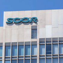 Das Logo des französischen Rückversicherers Scor an einem Gebäude in Zürich.