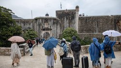 Neben Selfie-Sticks und Airbnb-Schlüsselkästen gilt der Rollkoffer als Teil des unheilsamen Touristik-Trios.