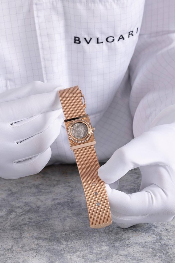 Bulgari präsentiert an der LVMH Watch Week 2026 in Genf einen neu interpretierten Klassiker. Die Maglia Milanese Monete Secret zeigt eine antike Münze mit Kaiser Caracalla aus Roségold.