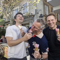 Drei der vier Inhaber der Gelateria di Berna: Andy Käser und die Brüder Hansmartin und David Amrein in der Länggasse.