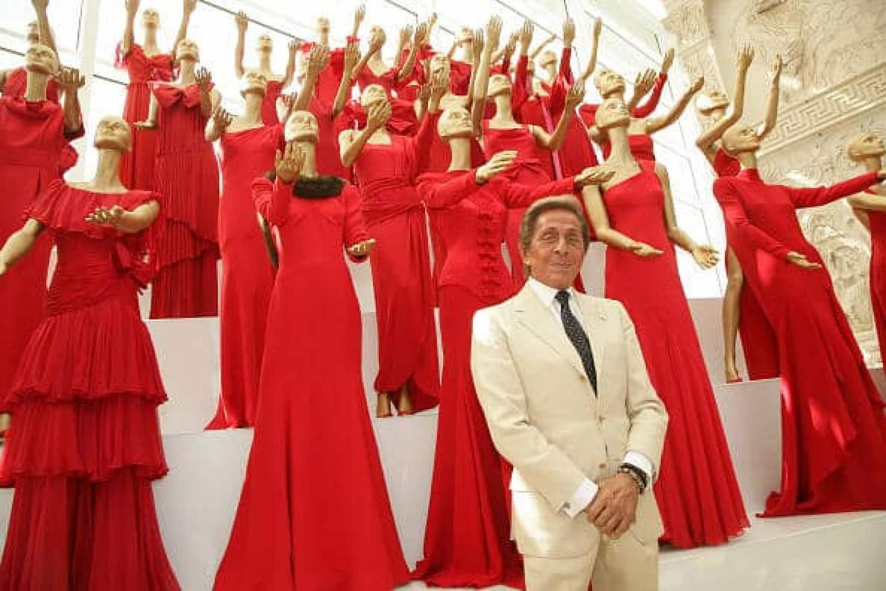 Der Modedesigner Valentino kommt zur Eröffnung seiner Ausstellung im Ara Pacis Museum in Rom am 6. Juli 2007. Anlass ist sein 45-jähriges Jubiläum in der Modebranche. (Photo by Stephane Cardinale/Corbis via Getty Images)