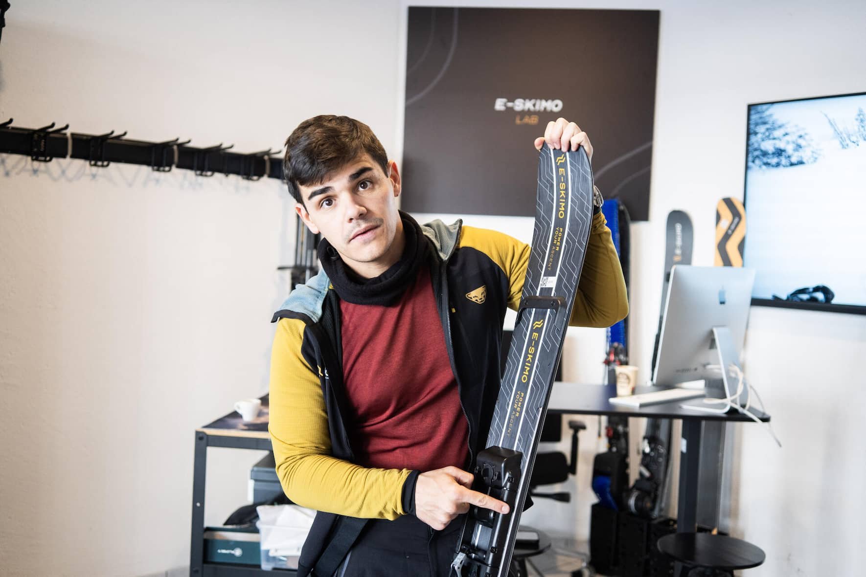 Co-Gründer Ivan Mura zeigt den motorisierten Tourenski.