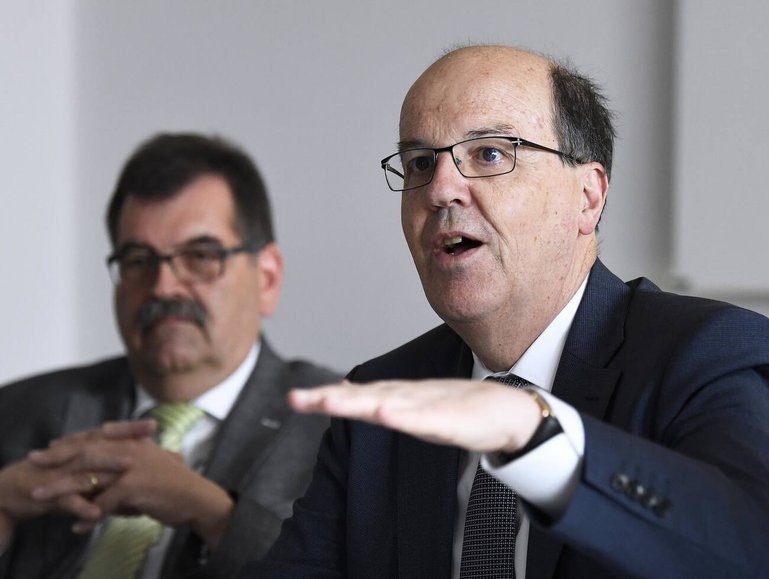 ABD0064_20190711 - WIEN - ÖSTERREICH: Bombardier Schweiz Geschäftsführer Stephane Wettstein und der Direktor der Verkehrsbetriebe Zürich Guido Schoch (R.) im Rahmen einer Präsentation der Straßenbahn Flexity Zürich am Donnerstag, 11. Juli 2019, bei Bombardier in Wien. - FOTO: APA/ROBERT JAEGER