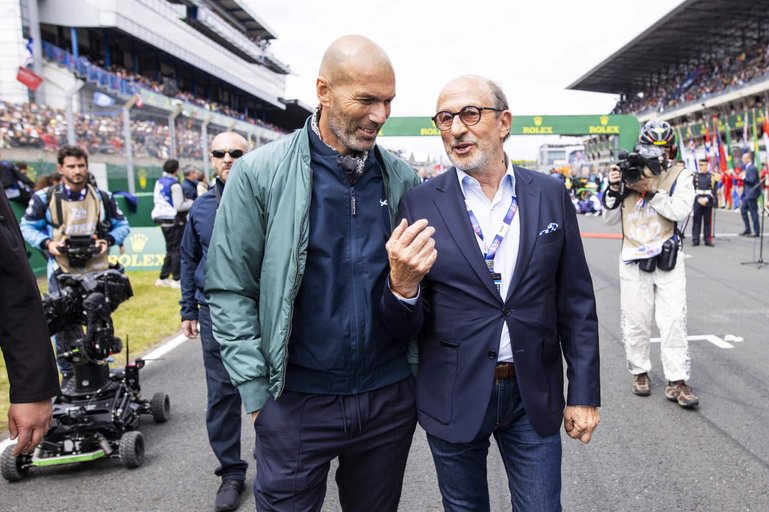Motorsportfan und Formel-1-Sponsor: Richard Mille (r.) mit Ex-Fussballstar ­Zinédine Zidane am 24-Stunden-Rennen von Le Mans.